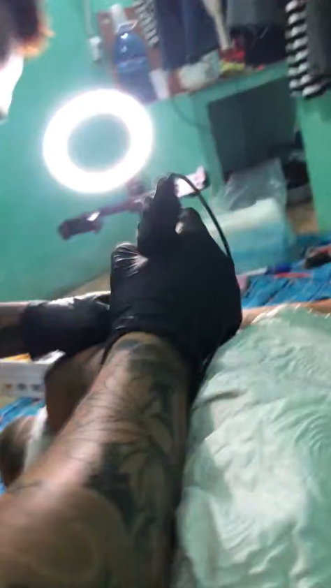Tukang tato kayak gini enak atau malah bikin menderita ya semua?
